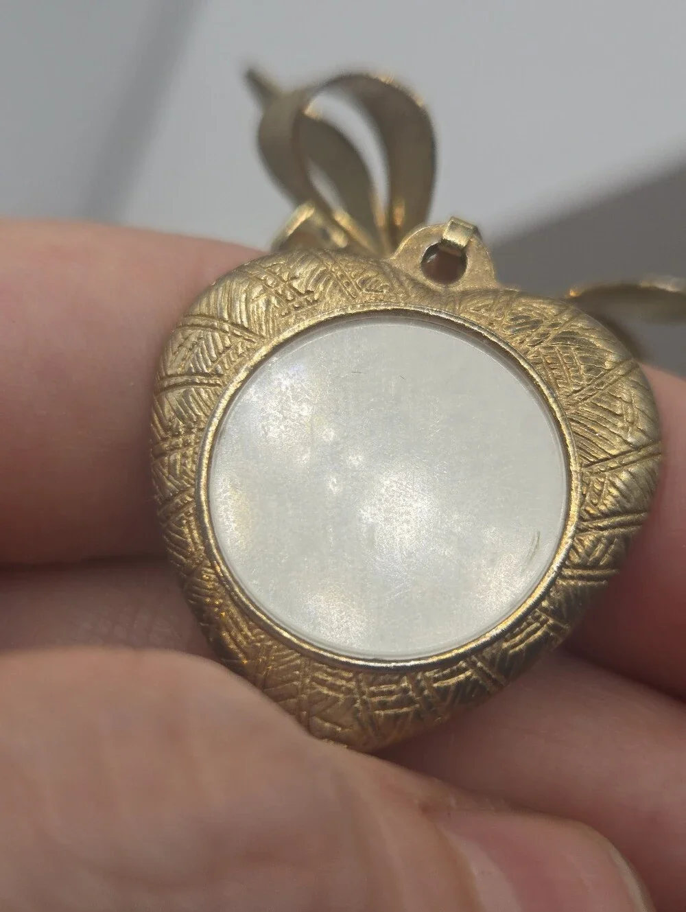 Vintage Gold Dangling Heart Bow Photo Brooch Pin VTG PTL Locket Shape Romantic